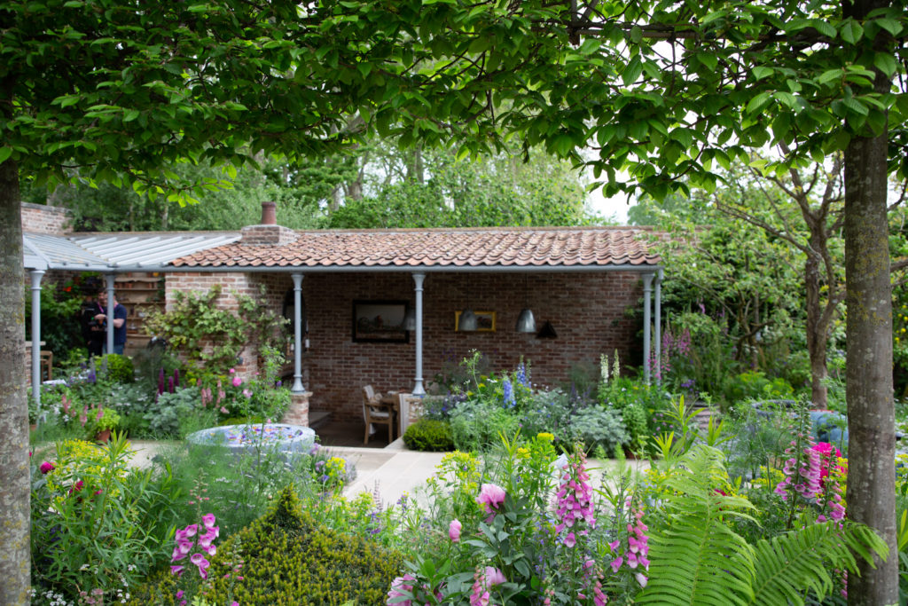 The Savills Garden es un ejemplo de jardin de huerto, con un esquema de plantación armonioso que fusiona plantas ornamentales y comestibles.